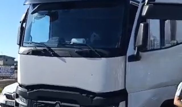 Sürücüleri flamayla uyarırken çarpan TIR'ın altında yaşamını yitirdi