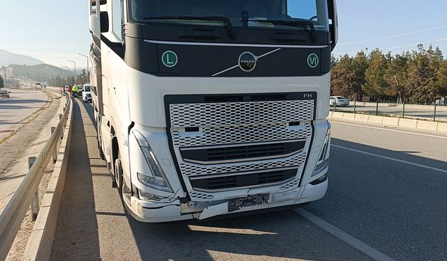 TIR'la otomobil çarpıştı: 2 yaralı