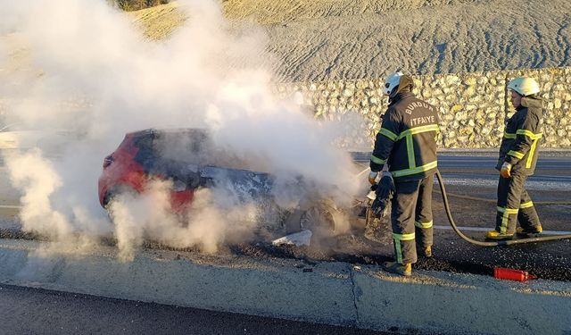 Yanan otomobil kullanılamaz hale geldi