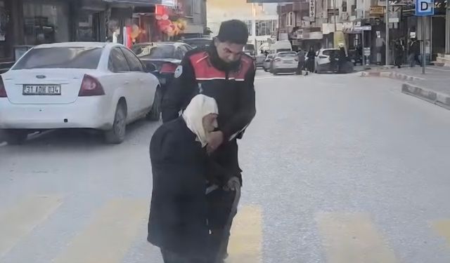 Yolun karşısına geçmekte zorlanan yaşlı kişiye polis yardım etti