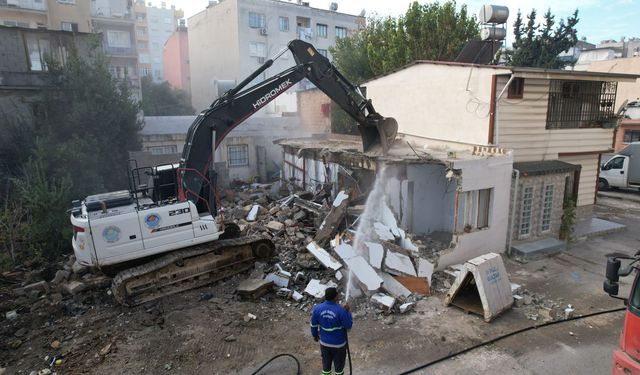 Akdeniz’de riskli bina yıkıldı: Barış Mahallesi rahat nefes aldı