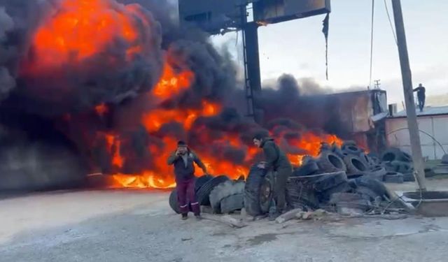 Mersin'de Oto Lastikçide Yangın: D-400’ü Kara Dumanlar Kapladı