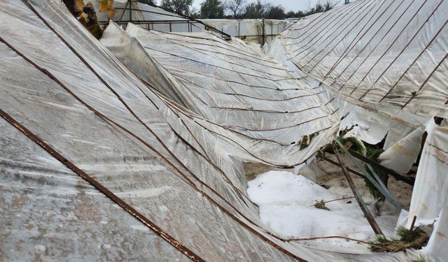 Mersin’de dolu seraları çökertti, bahçelere zarar verdi