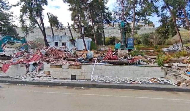 Adana'da kaçak işletmeler yıkılıyor