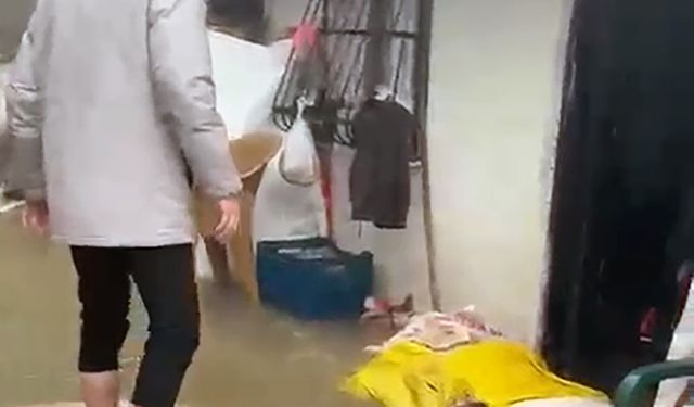 Adana'da sağanak hayatı olumsuz etkiledi (6)