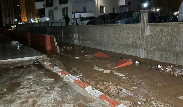 Adana'da sağanak nedeniyle bir sitenin istinat duvarı yıkıldı, zemin katı suyla doldu