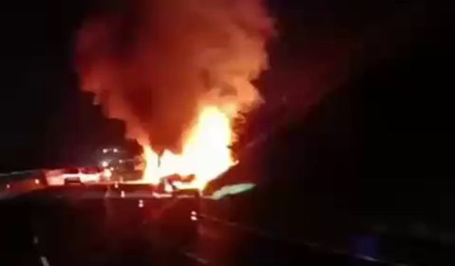 Adana'da seyir halindeki yolcu otobüsü alev alev yandı