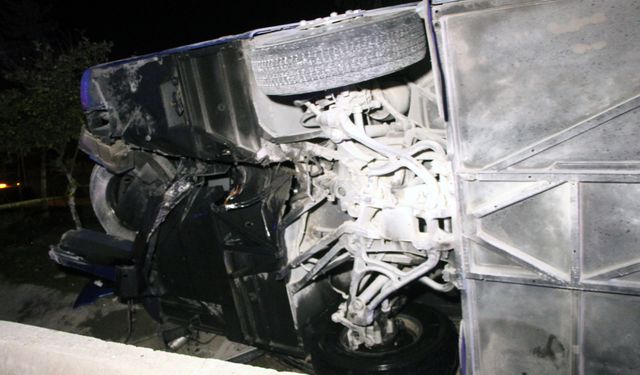 Adana'da yolcu otobüsü devrildi: 8 yaralı