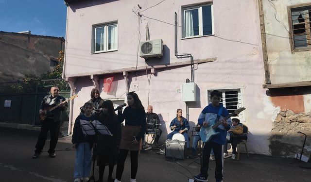 Barış Manço, ölüm yıl dönümünde, çocukken yaşadığı evin önünde anıldı