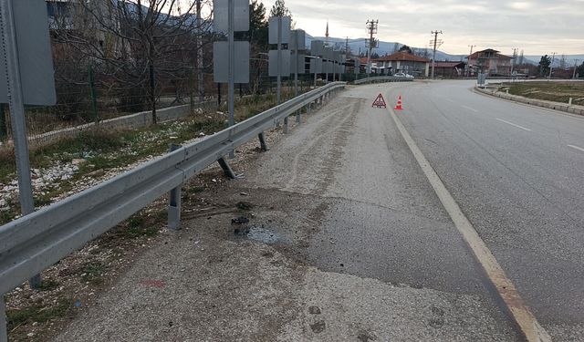 Bariyere çarpan motosikletin ikiye ayrıldığı kazada 1 yaralı