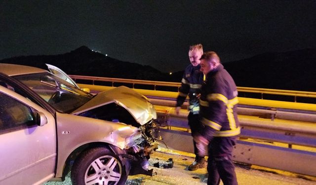 Bariyere çarpan otomobilin sürücüsü yaralandı