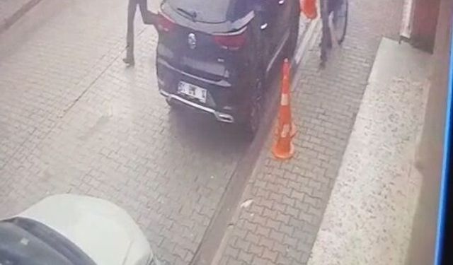 Çocuğunun eski öğretmenini darbedip, tabancayla ateş etti; o anlar kamerada