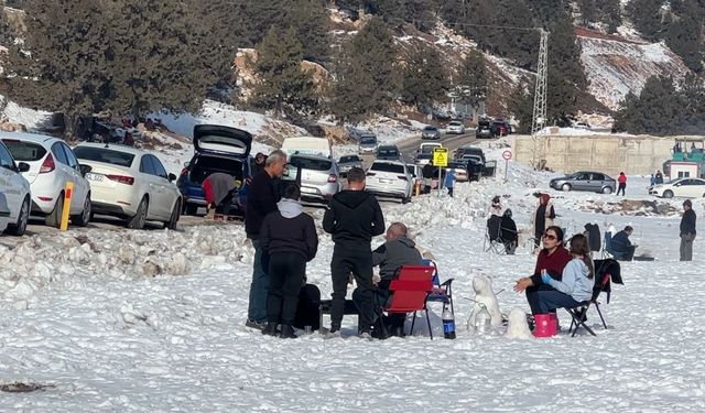 Erdemli'de kar keyfi