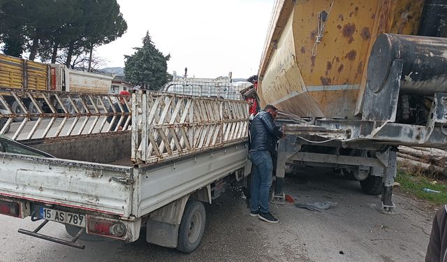 Dorseye çarpan kamyonetin sürücüsü yaralandı