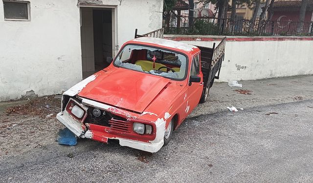 Duvara çarpan pikapta 2 yaralı