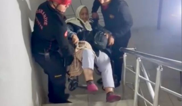 Elektrik kesintisi nedeniyle evine çıkamayan yaşlı kadının yardımına itfaiye koştu