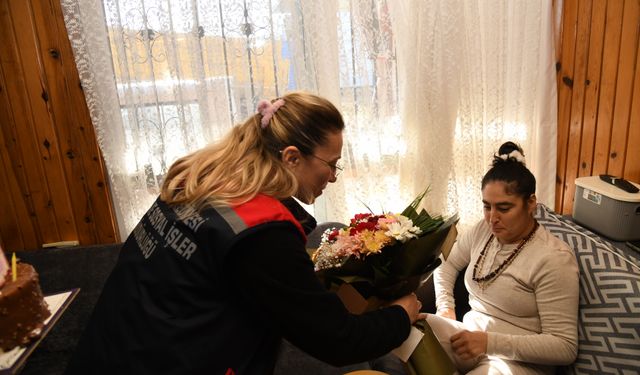 Engelli Melike Kara'nın yüzünü güldüren doğum günü sürprizi