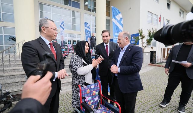 Engellilere tekerlekli sandalye dağıtıldı