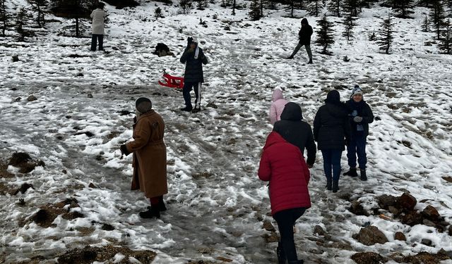 Erdemli'de çocukların kar sevinci