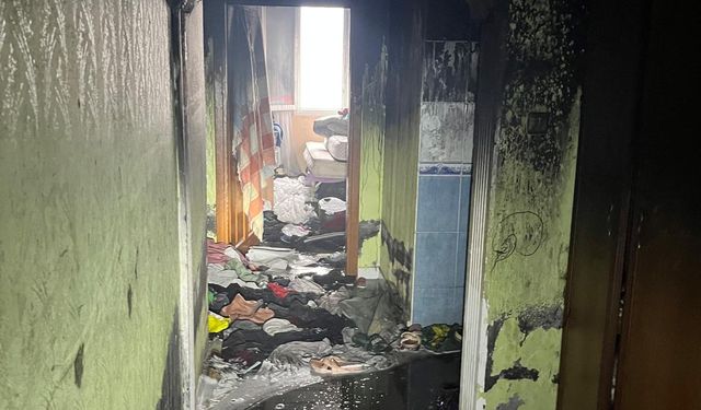 Ev yangınında 2 kişi dumandan etkilendi