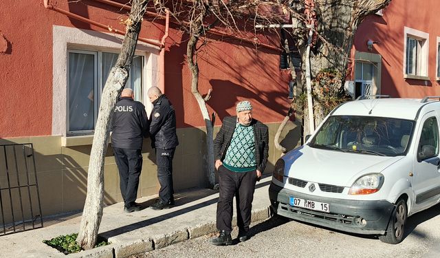 Evinde ölü bulundu