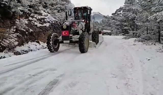 Feke'de karda mahsur kalan araçlar kurtarıldı