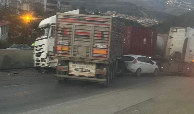 Hatay'da buzlanan yolda 11 araç zincirleme kazaya karıştı: 11 yaralı