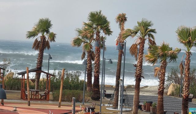 Hatay'da fırtına denizde dev dalgalar oluşturdu