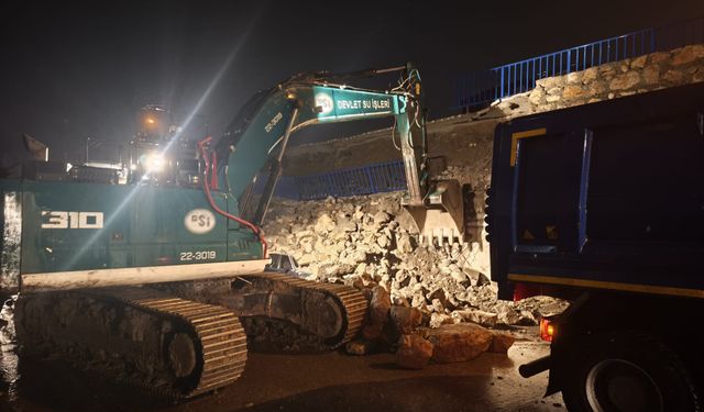 Hatay'da istinat duvarı park halindeki araçların üstüne devrildi