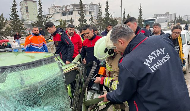 Hatay'da minibüs, otomobille çarpıştı: 5 yaralı