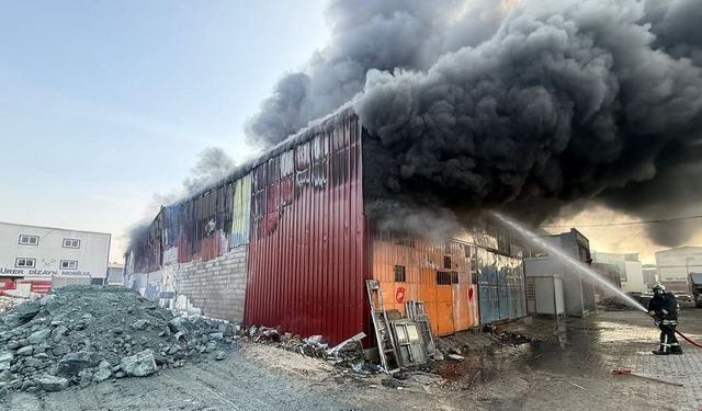 Hatay'da mobilya atölyesinde yangın (2)