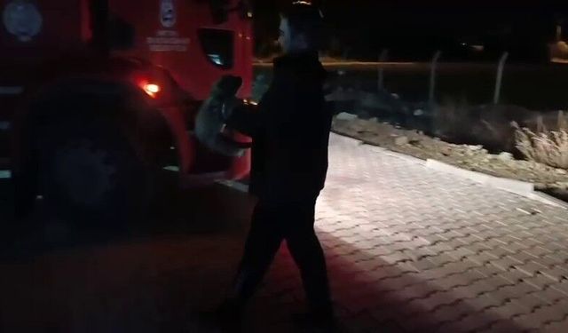 Hatay'da rögarda sıkışan yavru köpek, kurtarıldı