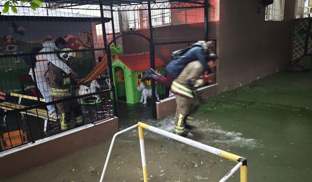 Hatay'da yağış su baskınına yol açtı, itfaiye vatandaşın imdadına yetişti