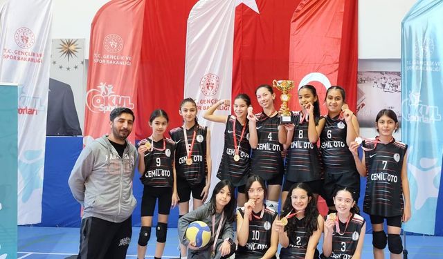 İrfanlı Ortaokulu kız voleybol takımı Osmaniye şampiyonu