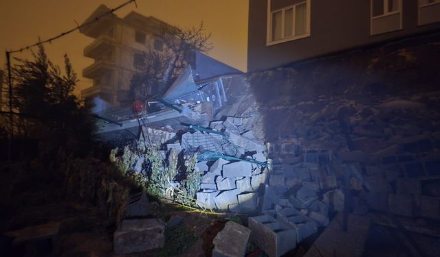 Kahramanmaraş'ta istinat duvarı yıkıldı; 1 apartman ve 3 ev boşaltıldı