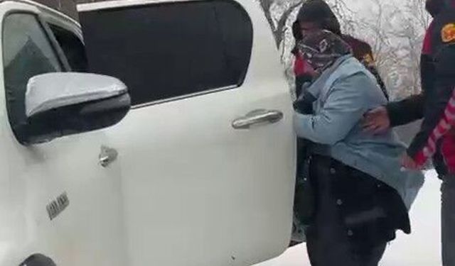 Kar nedeniyle mahsur kalan kadını itfaiye ekipleri kurtardı