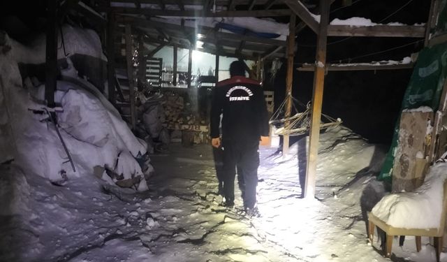 Kardan kapalı yolları yürüyerek geçen ekipler, 2 hastayı hastanelere ulaştırdı