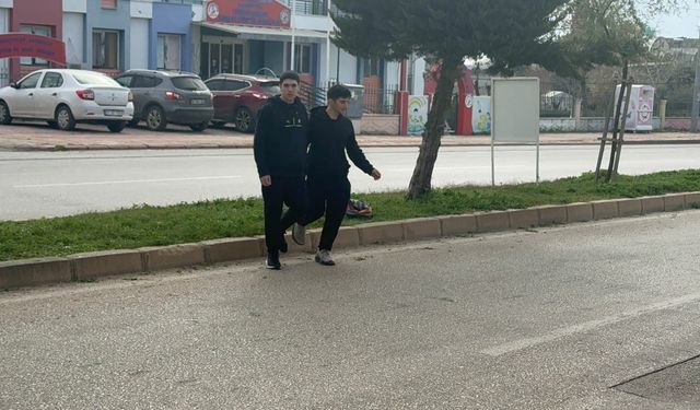 Karne almaya giderken kaza yapan lise öğrencilerinden biri öldü, diğeri ise yaralandı