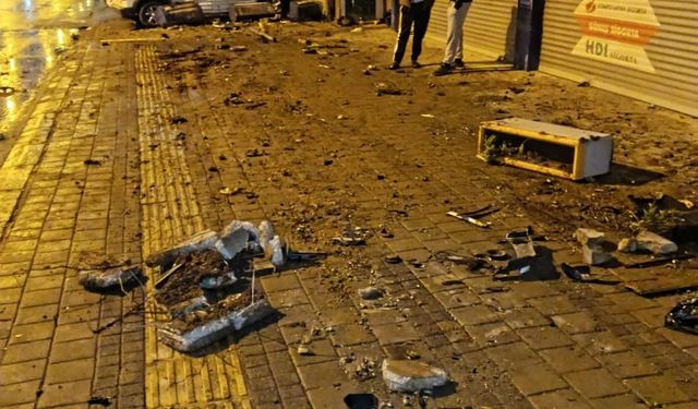 Kontrolden çıkan otomobil, park halindeki 4 araca çarptı; kaza anı kamerada