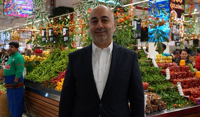 Mağaza açılışında indirimden yararlanmak isteyenler uzun kuyruklar oluşturdu