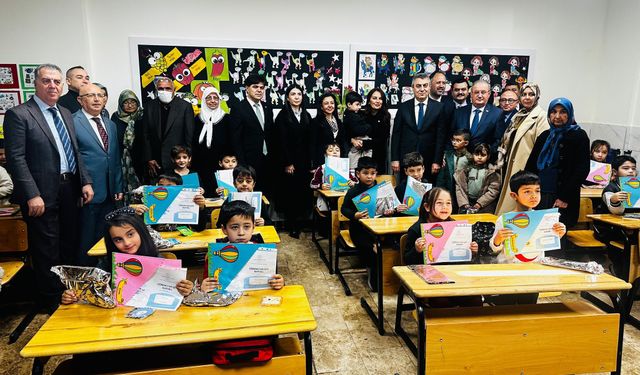 Mersin Valisi Toros, öğrencilere karnelerini verdi