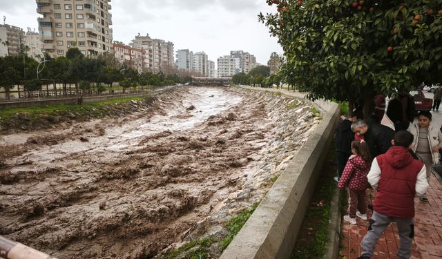 Mersin'de sağanak; dereler taştı, yolları su bastı