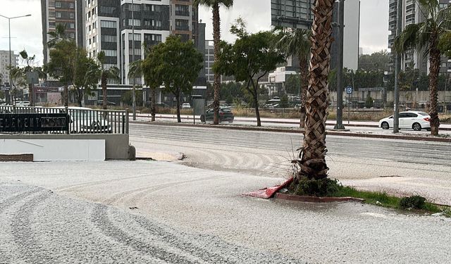 Mersin'de etkili olan dolu , sokakları beyaza büründü