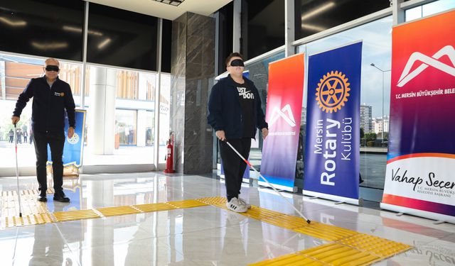 Mersinliler beyaz bastonla gözleri kapalı yürüdü