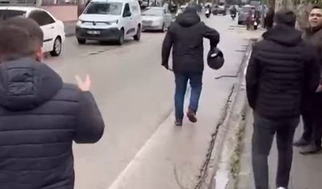 Motosiklet sürücüsü, yol verme kavgasında servis minibüsünün camını kaskıyla kırdı; o anlar kamerada