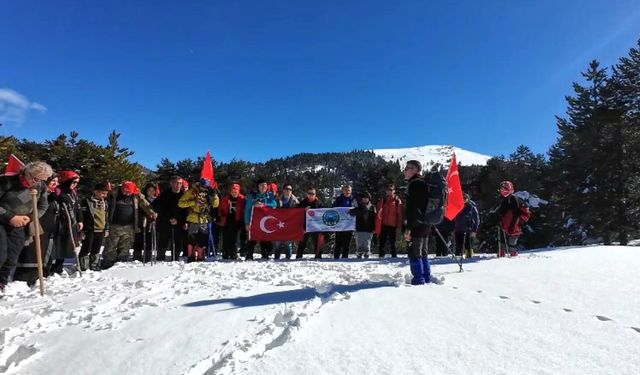 Osmaniye'de dağ ve doğa sporcularından Türk bayrağına saygı yürüyüşü