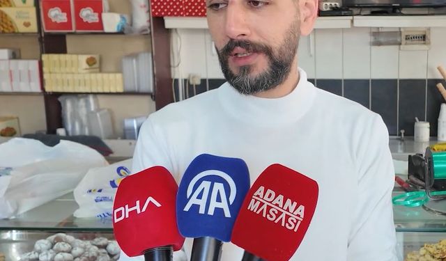 Parkta temizlik yaparken bulduğu 80 bin TL'lik cep telefonunun sahibini, astığı yazı ile buldu