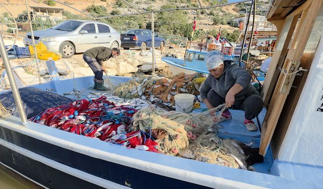 Silifke'de balık çiftliğinin ağı yırtıldı, tekneler balıkla doldu