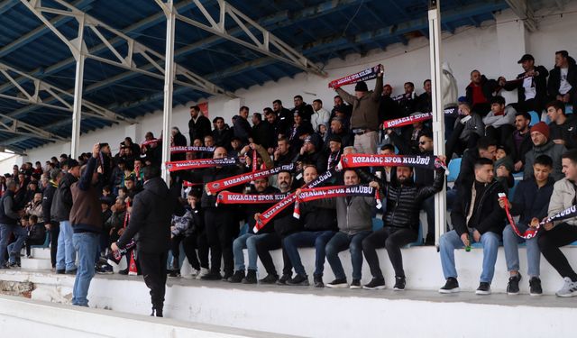 Taraftardan davullu, curalı destek