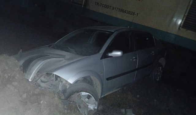 Trenle çarpışan otomobilde maddi hasar oluştu